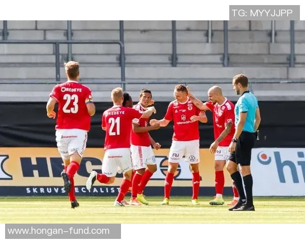 克莱足球明星合影精彩瞬间回顾与背后的故事分享 克莱足球明星合影精彩瞬间回顾与背后的故事分享